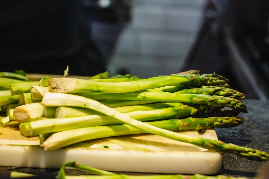 découvrez les bienfaits de l'asperge : ce légume vert nutritif et délicieux, riche en vitamines et minéraux, idéal pour vos recettes saines et raffinées.